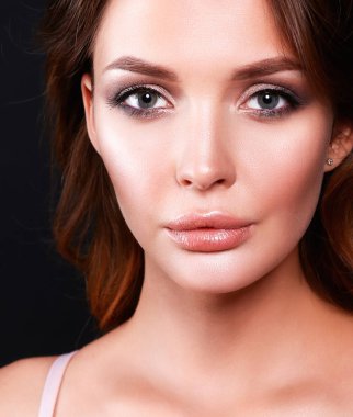 Kadın saç stil moda portre siyah arka plan üzerine