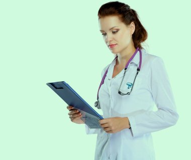 Hastanede üniformalı, gülümseyen bir kadın doktor.