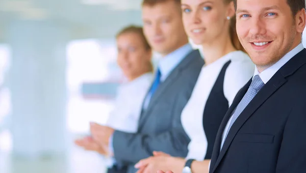 Porträt von Geschäftsleuten, die bei einer Besprechung im Büro applaudieren — Stockfoto