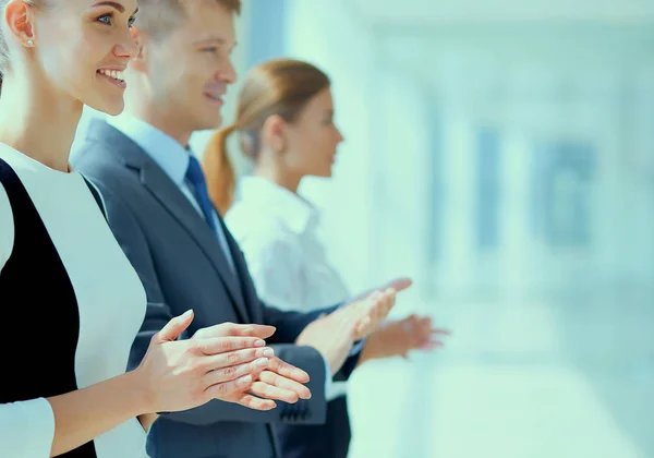 Mosolygó üzletemberek tapsolnak egy jó prezentációt az irodában — Stock Fotó