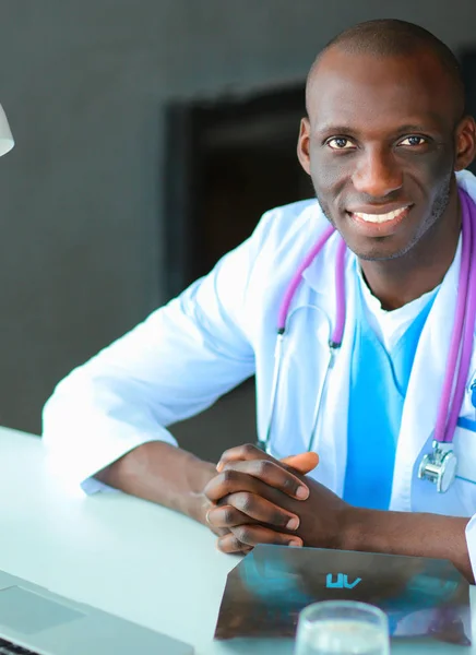 Afrikansk amerikansk läkare i moderna kontor — Stockfoto
