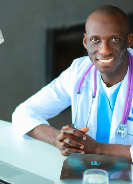 Médico afroamericano en oficina moderna — Foto de Stock