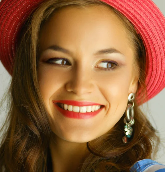 Portré, fiatal, gyönyörű barna nő kalapban — Stock Fotó