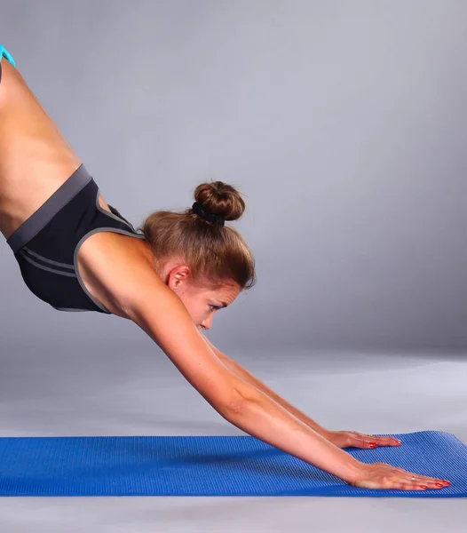 Portrét sportovní dívky jógu protahovací cvičení — Stock fotografie