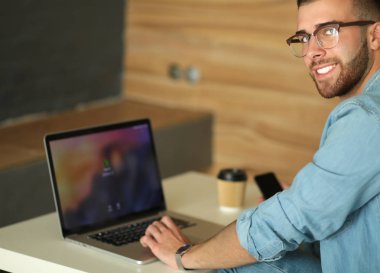 Güzel bir kadın yatağında uzanıyor.