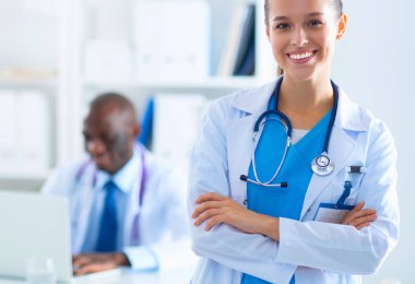 İçerde üniforması olan gülümseyen bir kadın doktor.