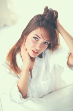 güzel bir kadın, o beyaz yatakta oturmuş portre