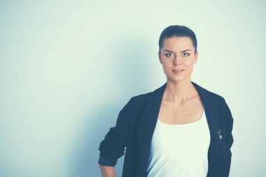 ayakta, gri arka plan üzerinde izole genç kadın