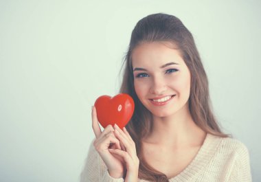 güzel bir kadın portresi tutun kırmızı kalp