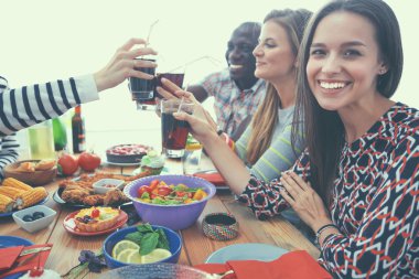 Yemek masasında içki içen insanlar.