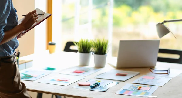 Young female businesswoman in the office — Stock Photo, Image