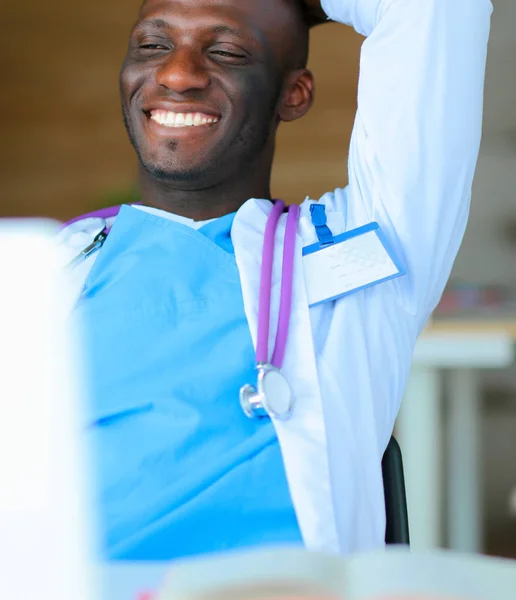 Médecin afro-américain dans un bureau moderne — Photo