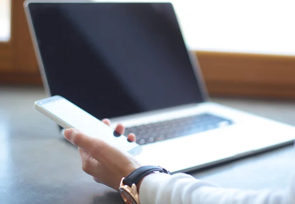 Jeune femme debout près du bureau — Photo