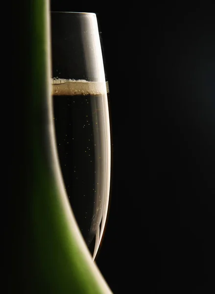 Bicchiere di vino e una bottiglia su sfondo nero — Foto Stock