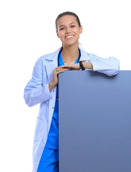 Una doctora con una cartelera en blanco. — Foto de Stock