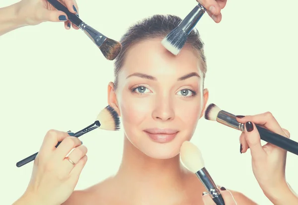 Mujer joven con cepillo de maquillaje, aislado sobre fondo blanco — Foto de Stock