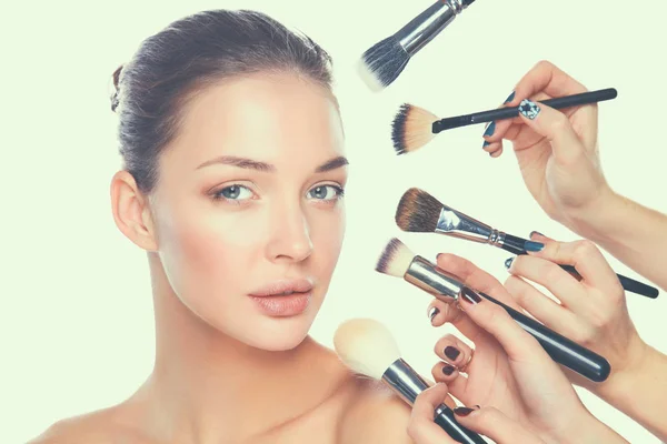 Mujer joven con cepillo de maquillaje, aislado sobre fondo blanco —  Fotos de Stock