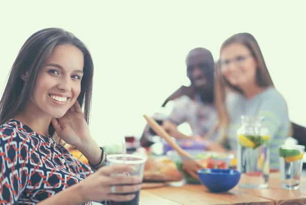 Pessoas com bebidas enquanto se sentam na mesa de jantar — Fotografia de Stock