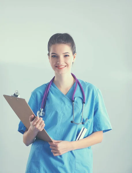 Kadın doktor hastanede dosyayla bekliyor. — Stok fotoğraf