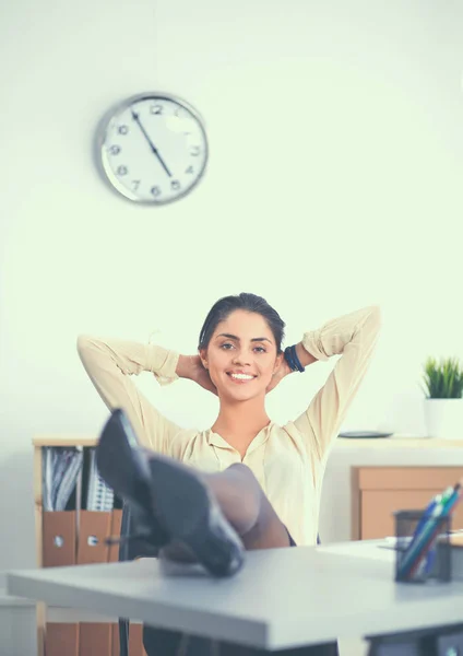 Jong meisje ontspannen op werkplek met handen achter haar hoofd met — Stockfoto