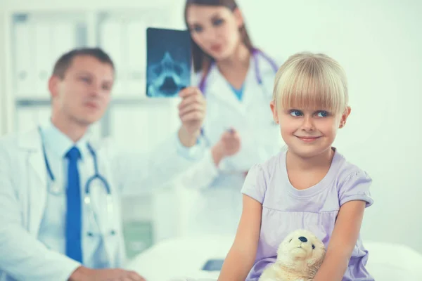 Kobieta lekarz badający dziecko stetoskopem podczas operacji — Zdjęcie stockowe