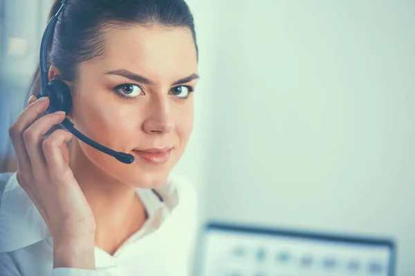 Retrato de primer plano de un agente de servicio al cliente sentado en la oficina — Foto de Stock