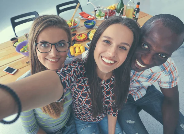 Groupe de personnes faisant du selfie pendant le déjeuner — Photo