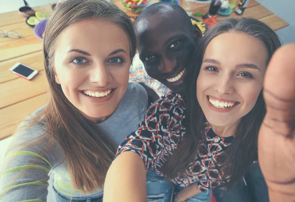 Groupe de personnes faisant du selfie pendant le déjeuner — Photo