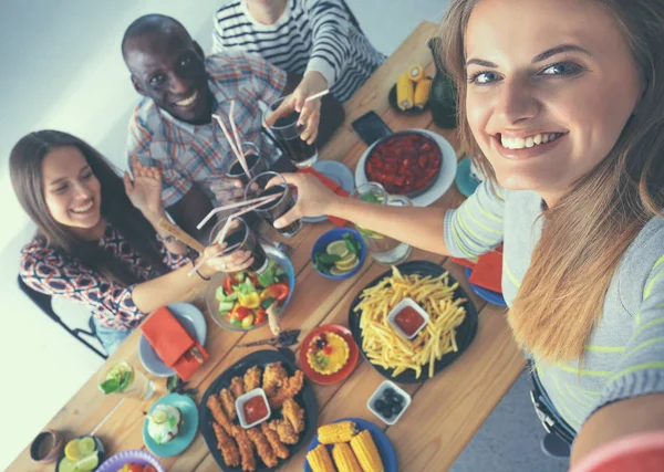 Grupo de pessoas fazendo selfie durante o almoço — Fotografia de Stock