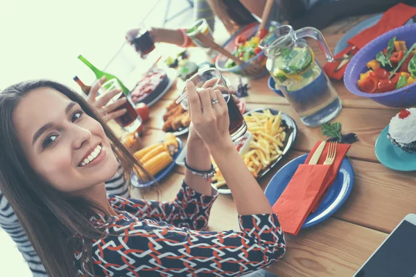 Menschen mit Getränken am Esstisch — Stockfoto