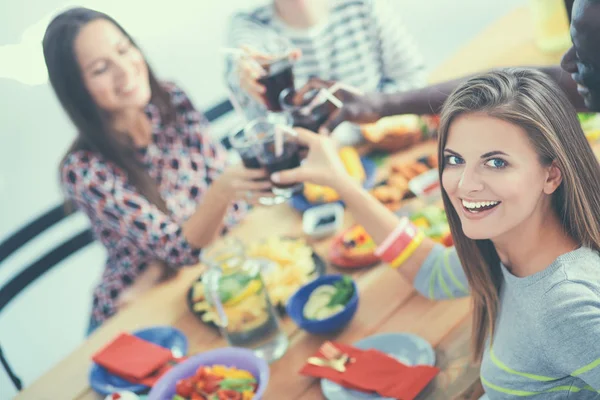 Menschen mit Getränken am Esstisch — Stockfoto