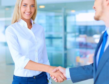 İki başarılı iş adamı birbiriyle tokalaşıyor.