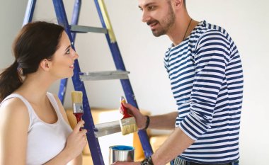 Portre mutlu gülümseyen genç çift resim iç duvar yeni ev