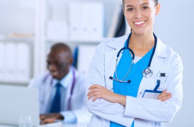 İçerde üniforması olan gülümseyen bir kadın doktor.