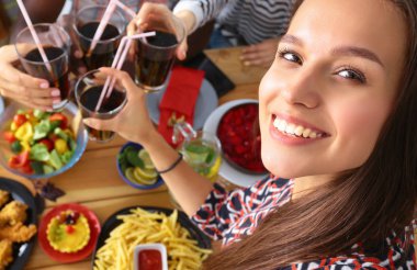 Öğle yemeği sırasında selfie çeken bir grup insan.