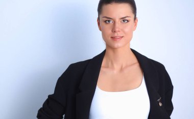 ayakta, gri arka plan üzerinde izole genç kadın