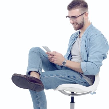 Genç adam ayakta beyaz arka plan üzerinde izole çanta ile