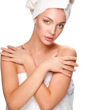 güzel kız kafasına bir havluyla yüzünü dokunaklı portresi