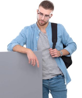 Genç adam ayakta beyaz arka plan üzerinde izole çanta ile