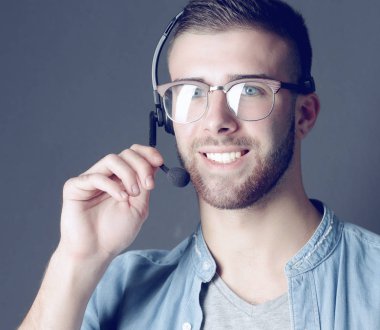 Genç adam ayakta beyaz arka plan üzerinde izole çanta ile