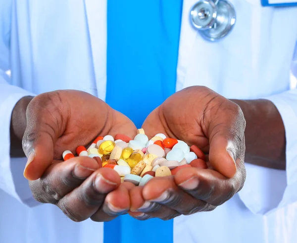 Pilulka v ruce izolované na bílém pozadí — Stock fotografie