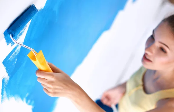 Hermosa joven haciendo pintura de pared, de pie — Foto de Stock