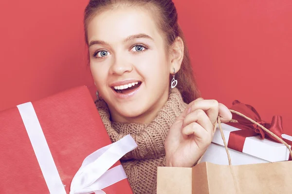 Mladá žena stojí podržíte pytel dárků přes rameno — Stock fotografie