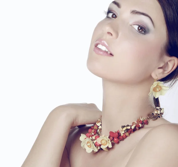 Porträt einer jungen schönen brünetten Frau mit Perlen — Stockfoto