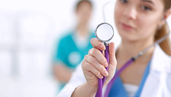 Jeune femme médecin écoute stéthoscope debout à l'hôpital — Photo