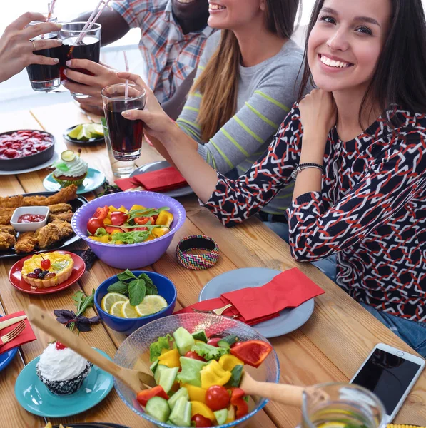 Pessoas com bebidas enquanto se sentam na mesa de jantar — Fotografia de Stock