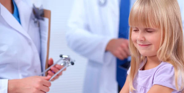 Médico femenino examinando a un niño con estetoscopio en cirugía — Foto de Stock