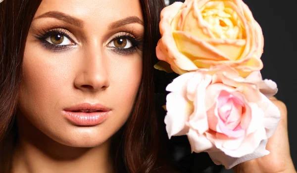 Portrait of a beautiful woman with flowers in her hair — Stock Photo, Image