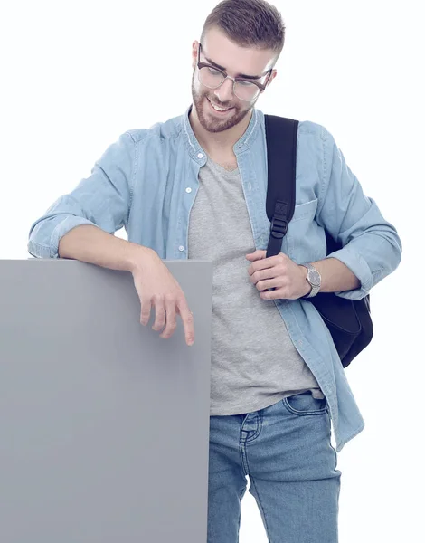Hombre joven de pie con bolso aislado sobre fondo blanco — Foto de Stock