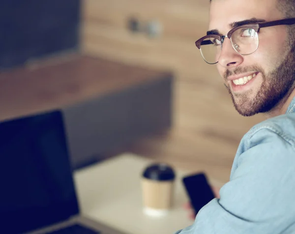 Jonge man staande met handtas geïsoleerd op witte achtergrond — Stockfoto